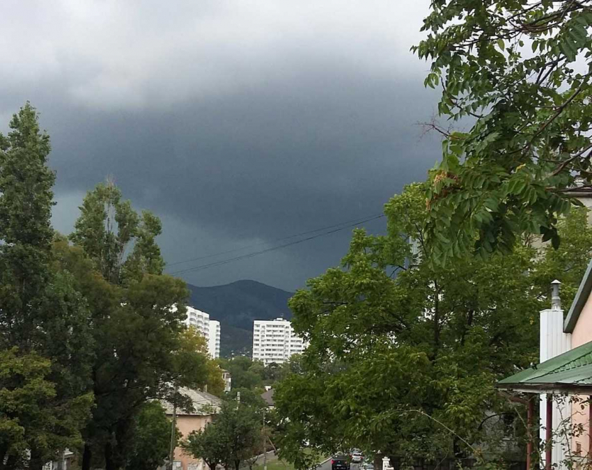 Небольшой кратковременный дождь сигнализирует о приближении осени в Новороссийске