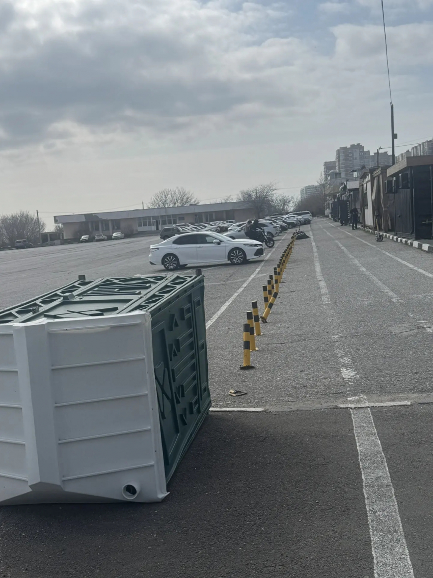 Туалет у «Малой Земли» в Новороссийске валяется больше месяца 