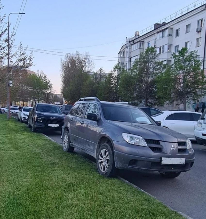 Новороссийцы припарковали машину прямо на газоне