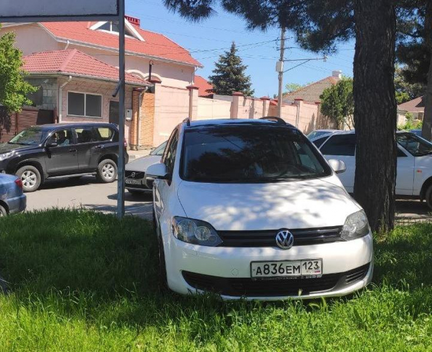 Куда жаловаться на парковку автомобиля на газоне: инструкция для новороссийцев