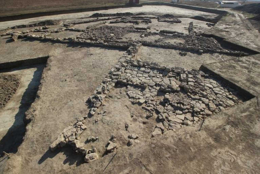 При строительстве трассы Новороссийск - Керчь нашли участок древней античной дороги