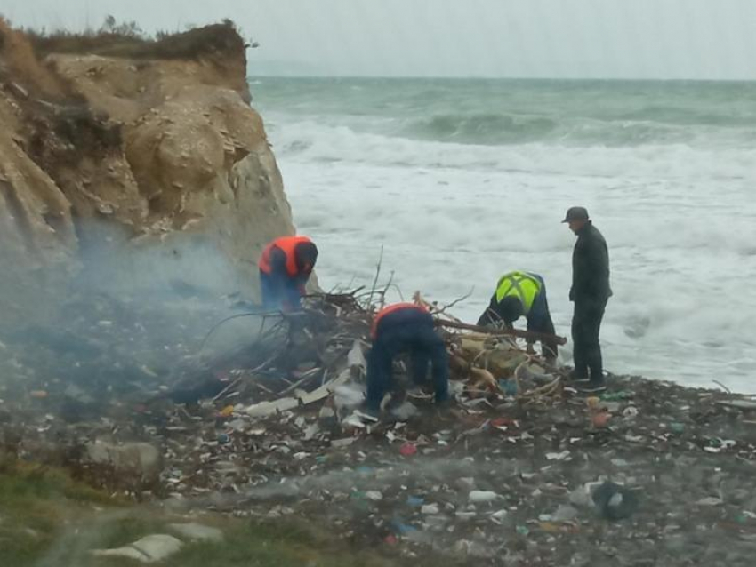 Жительница Мысхако рассказала о «людях в желтых жилетах", которые вместо уборки мусора с пляжа решили его сжечь