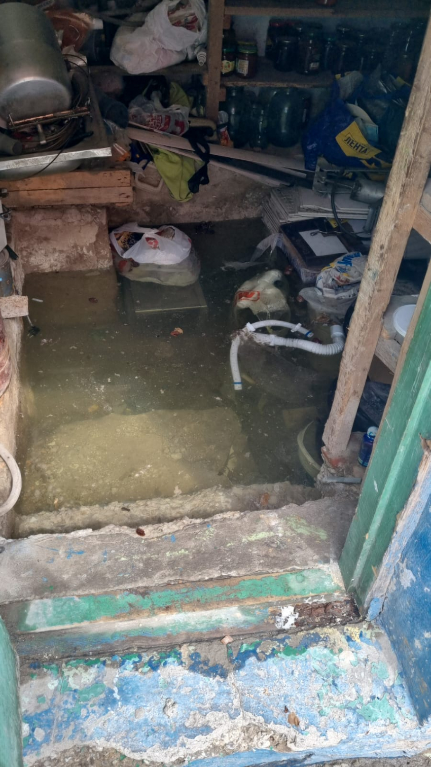 Два дня сотрудники новороссийского водоканала искали утечку, чтобы устранить потоп на улице Каданчика