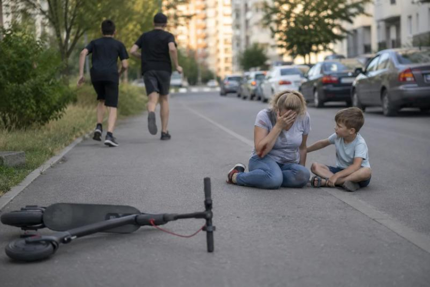 В Новороссийске самокатчики сбили женщину с шестилетним ребёнком