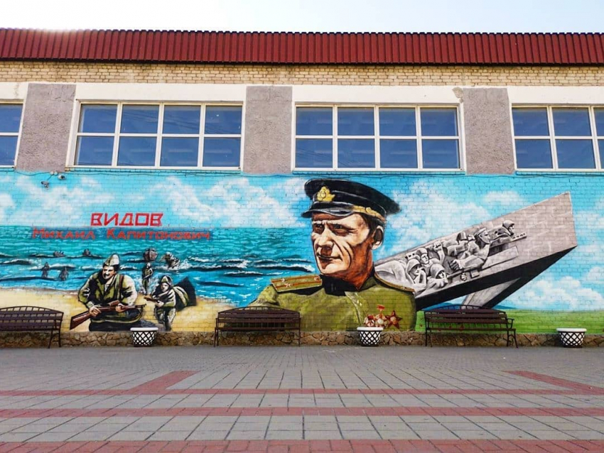 Фасад одной из новороссийских школ украсил портрет героя Великой Отечественной войны