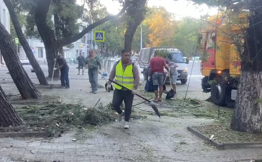 В Новороссийске на улице Советов устраняют последствия атаки БПЛА