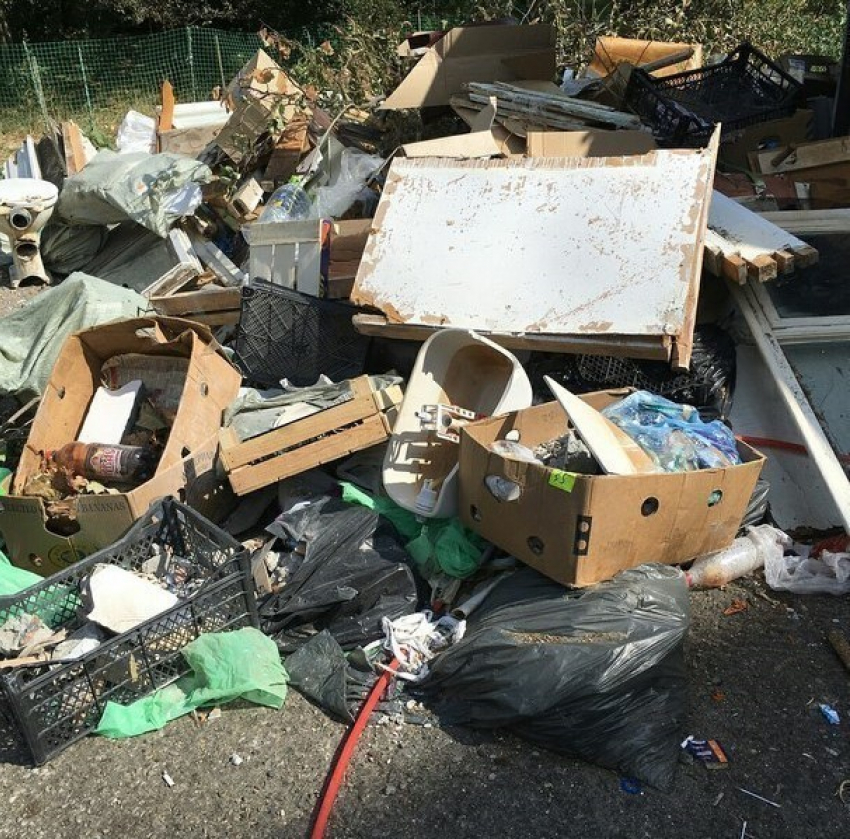 Центральный район Новороссийска продолжает тонуть в мусоре