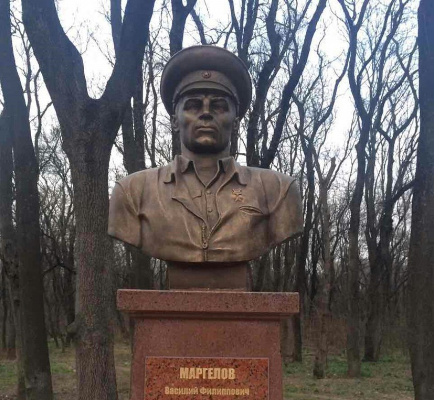 В Новороссийске установили памятник отцу-основателю ВДВ