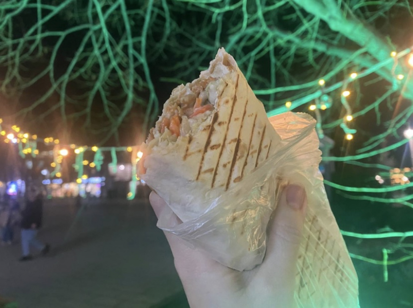 Цена любви сотен новороссийцев: Международный день шаурмы отмечает мир