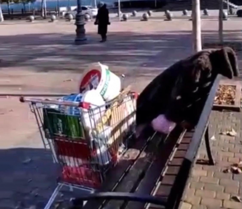 Сидит она- бедная, одинокая, вдова бездомная: новороссиец снял на видео спящую на холоде женщину