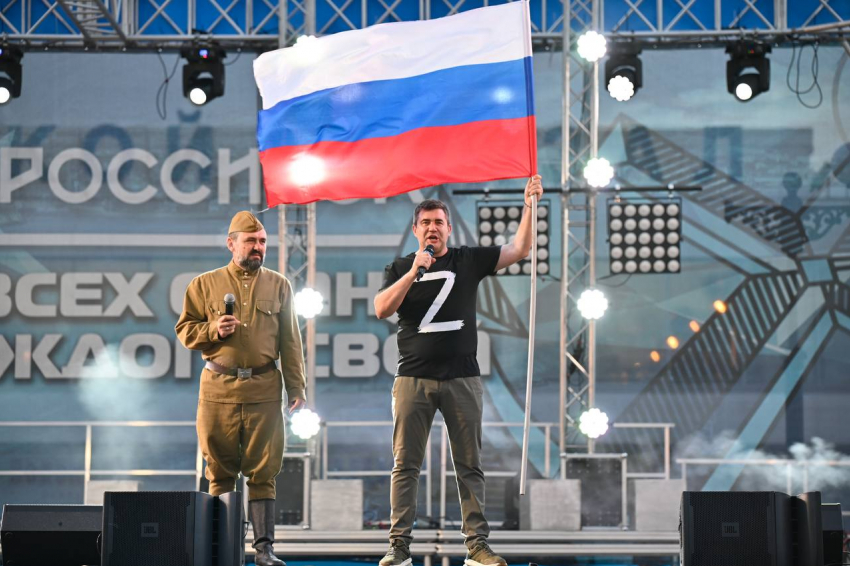 «Я горжусь», - Олег Кузин сделал громкое заявление со сцены в центре Новороссийска