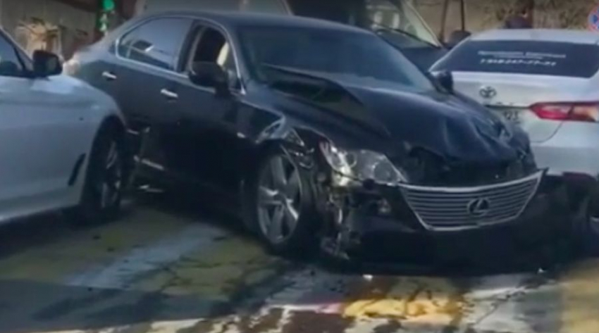 Пролетел на «красный": автомобиль мэрии Геленджика попал в ДТП 