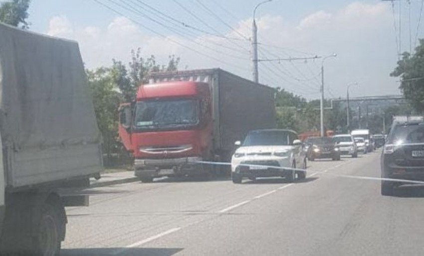 Большегруз, мешавший проезду, покинул Новороссийск