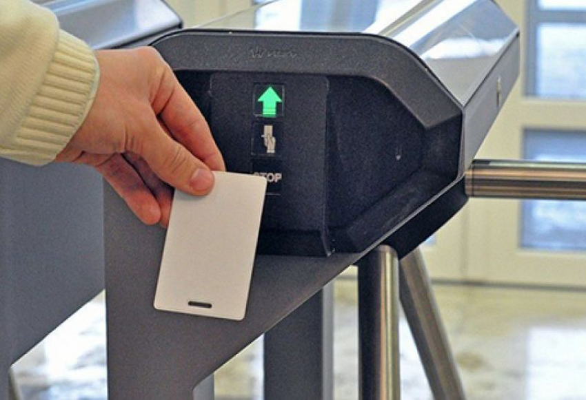 «Строго по пропускам»: после трагедии в Анапе, в школах Новороссийска усилили меры безопасности