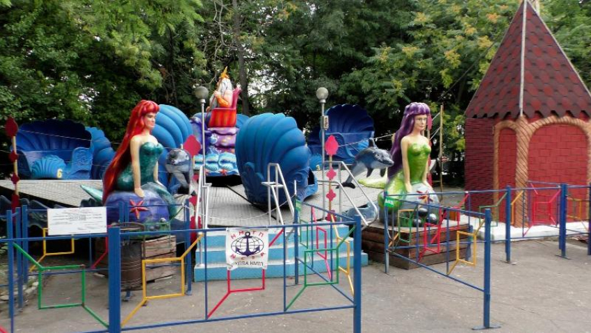 Новороссийск прощается со сказкой: в парке Ленина убирают детские аттракционы