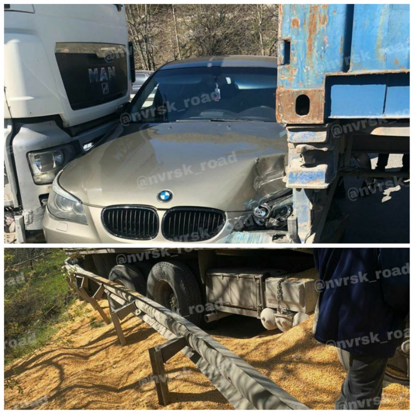 Под Новороссийском два большегруза «зажали» между собой BMW 