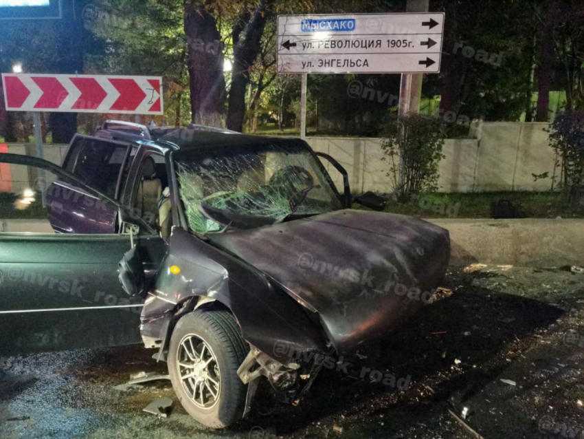 Страшная авария: в Новороссийске машина влетела в бетонное ограждение