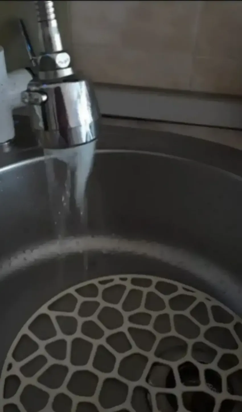 "Газировка» потекла из крана у новороссийцев после ремонта сетей