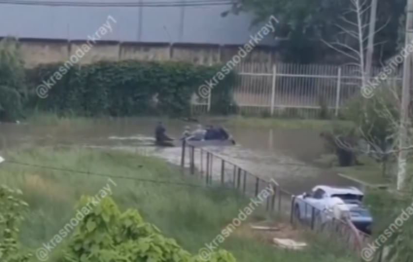 Краснодарцы плавают по улицам в лодках: в районе Кубани ввели ЧС из-за дождей