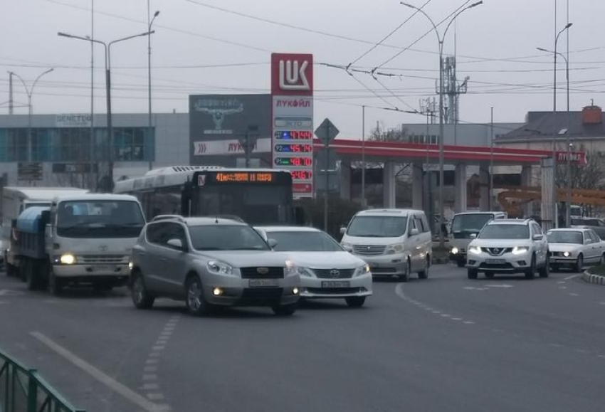 В Новороссийске столкнулись муниципальный автобус и легковой автомобиль