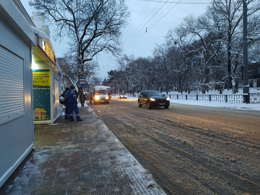 Каша на дорогах и переполненные маршрутки: как Новороссийск справляется со снегом