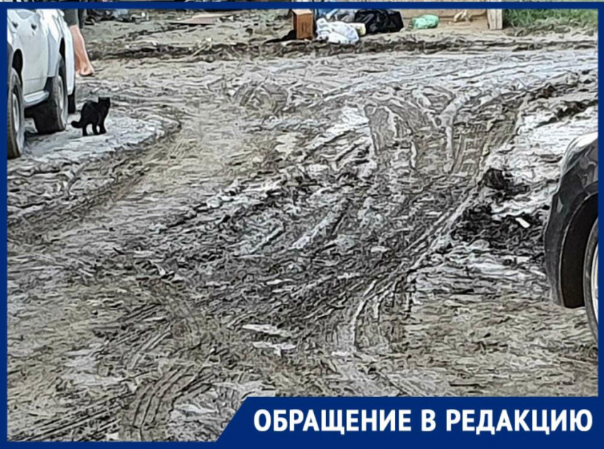 Новороссийцы любуются чистой плиткой у администрации, утопая по колено в грязи