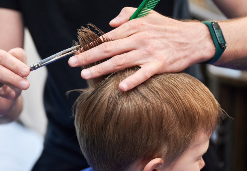 Только в присутствии родителей и наличии колясочной: детей в Новороссийске будут стричь по ГОСТу