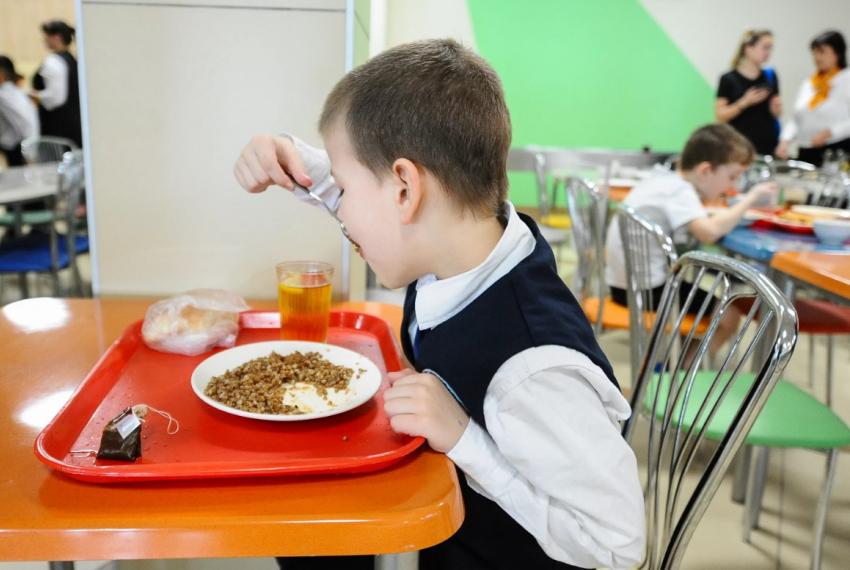 В школах Новороссийска отменяют бесплатное питание: причины и подробности