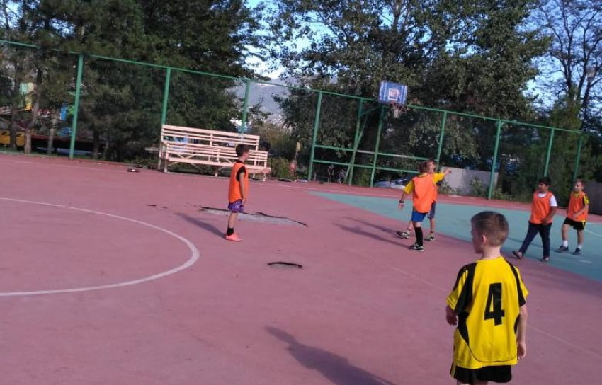 Родители юных футболистов пожаловались на травмоопасное поле в центре Новороссийска