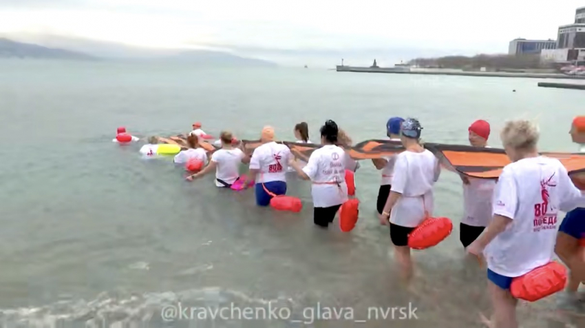 В Новороссийске прошел массовый заплыв с 12-метровой георгиевской лентой 