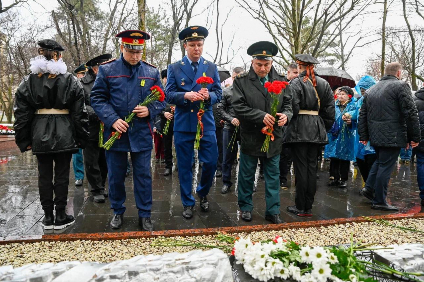 Возложение цветов и суточный паёк: в Новороссийске прошла акция «Блокадный хлеб»