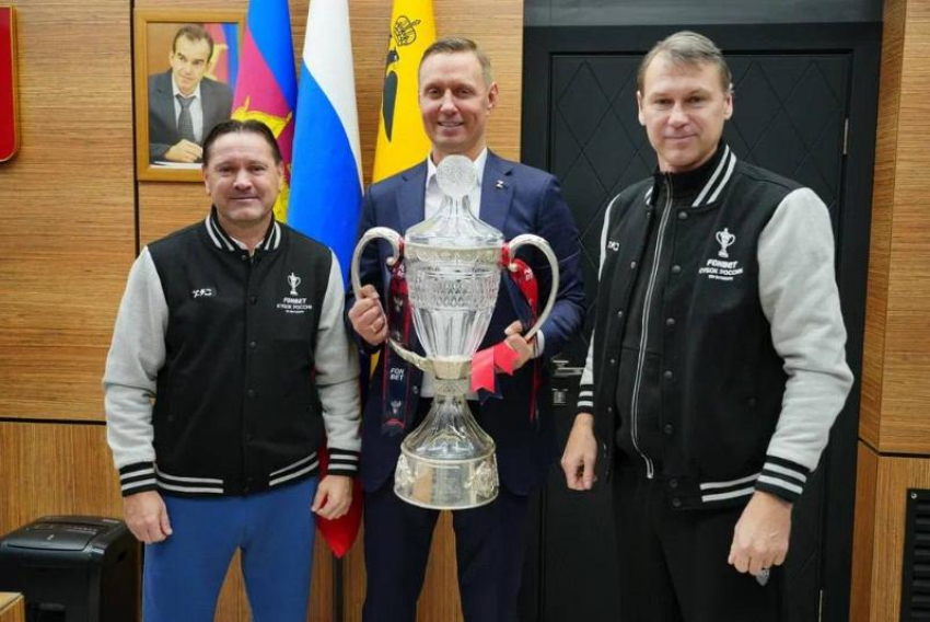 В Новороссийск футбольные легенды Дмитрий Аленичев и Егор Титов привезли хрустальный трофей – FONBET Кубок России