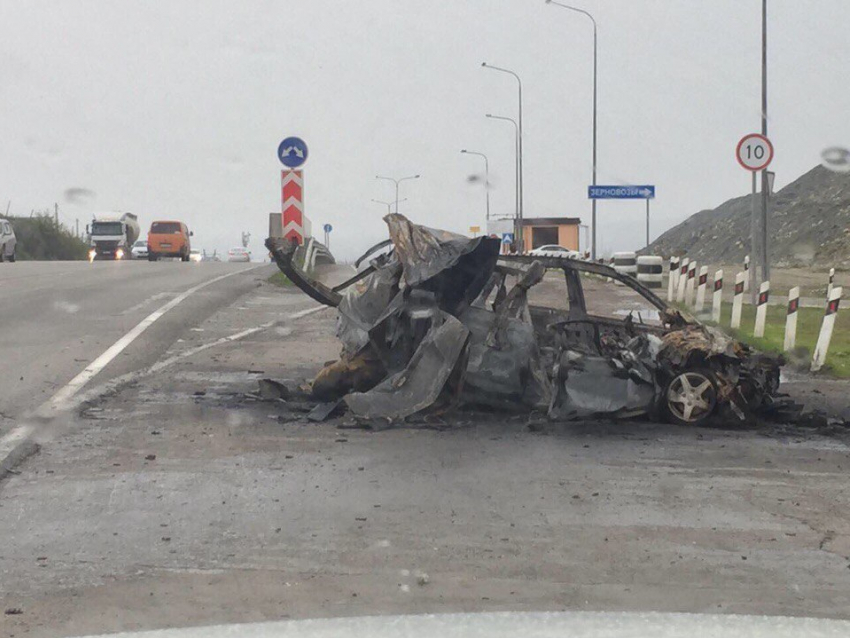 Водитель погиб в горящей машине в результате ДТП под Новороссийском