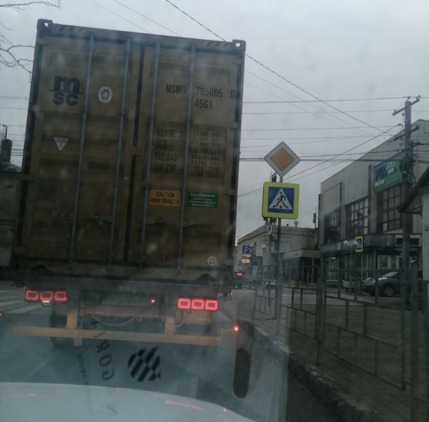 «Когда кончится этот беспредел?» - новороссийцы в бешенстве из-за огромных фур в переулках 