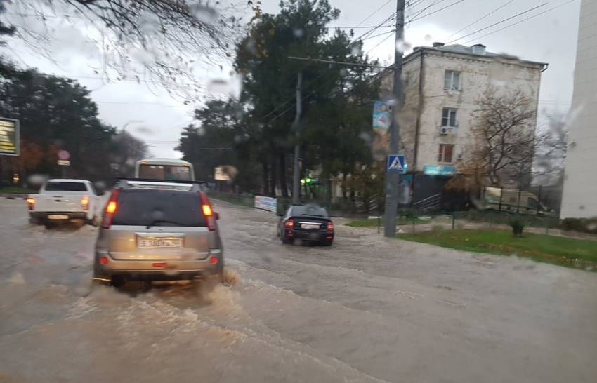 Улицы Новороссийска ушли под воду
