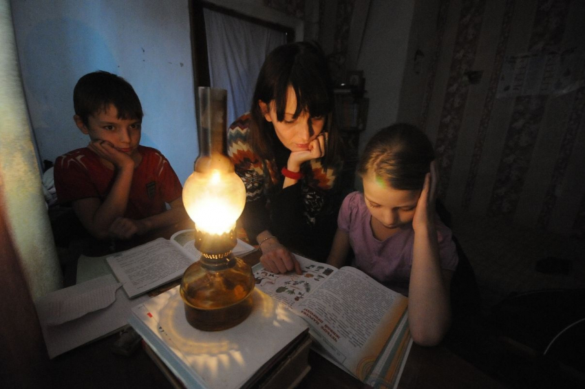 «По 10 часов света нет, а у нас маленький ребёнок», - жительница станицы Раевская возмущена отключением электричества 
