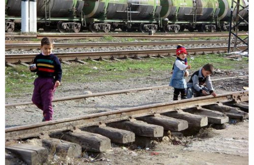 Опасные игры детей на железнодорожных путях в Новороссийске