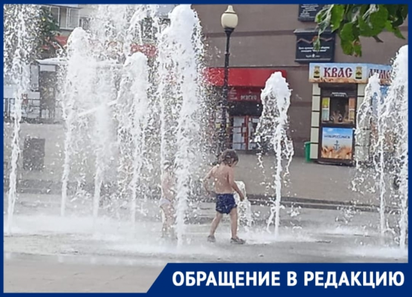 «Разве так можно?»: новороссийцы возмущены тем, что раздетые дети купаются в фонтане на Черняховского