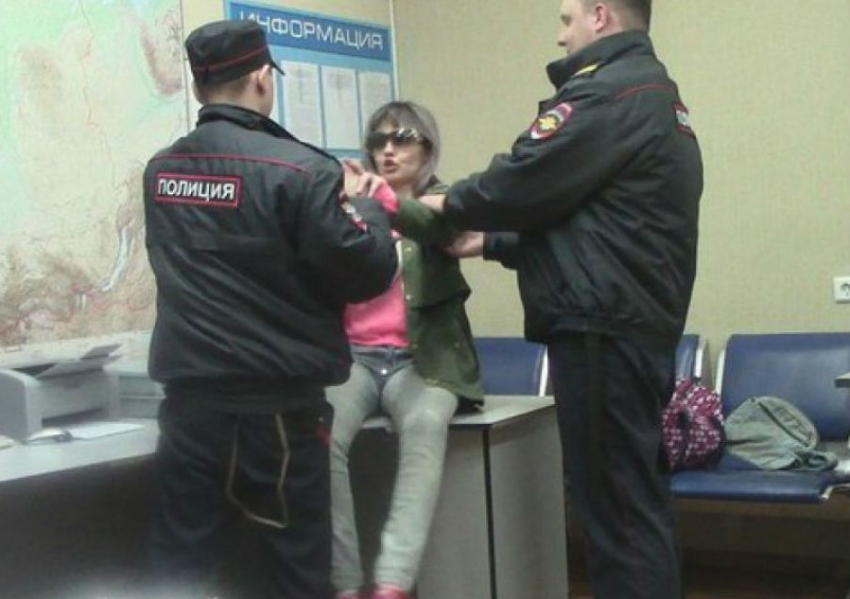 Молодая мать из Новороссийска напала на полицейского