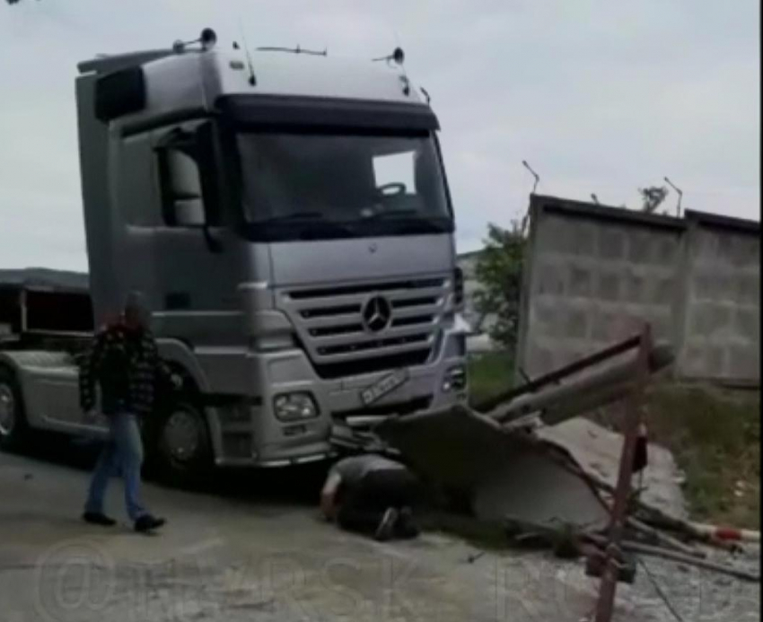 Остановил собой грузовик мужчина в пригороде Новороссийска