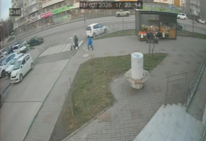 «Бетонный шар» толкнули на дорогу Новороссийска: водители чудом избежали аварии 