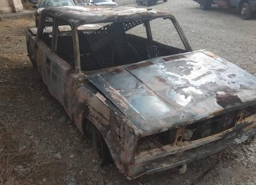 90-е возвращаются: у новороссийца угнали машину и сожгли её дотла