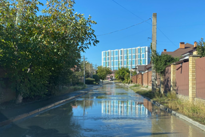 Вся вода - на дороге: житель пожаловался на «наводнение» в пригороде Новороссийска
