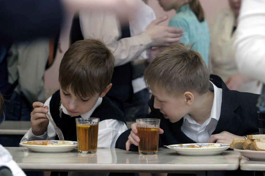 Проблемы школьных столовых: школьникам недоливают, да и кормят паршиво