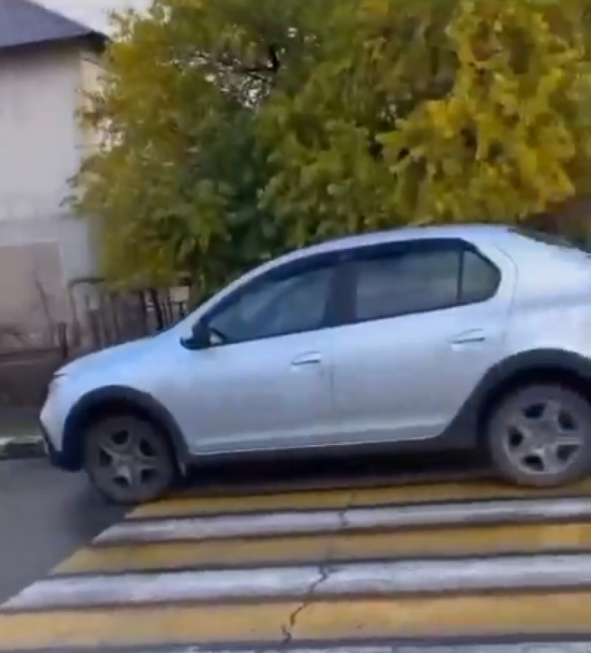 Почему бы и да: водитель из Новороссийска припарковался прямо на пешеходном переходе 