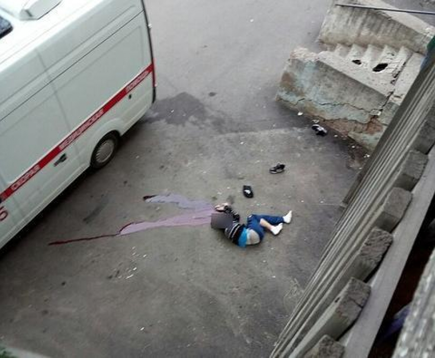 Окровавленное тело новороссийца обнаружили рядом с многоэтажкой