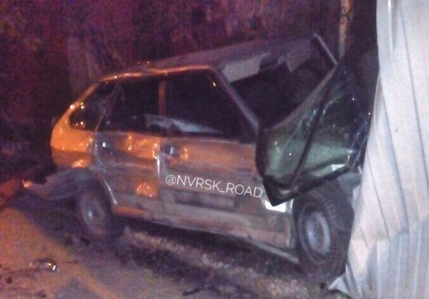 Превысив скоростной режим, водитель врезался в забор в Новороссийске