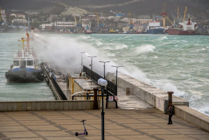 Новороссийцы ждут шторм: обстановка на Чёрном море сегодня  