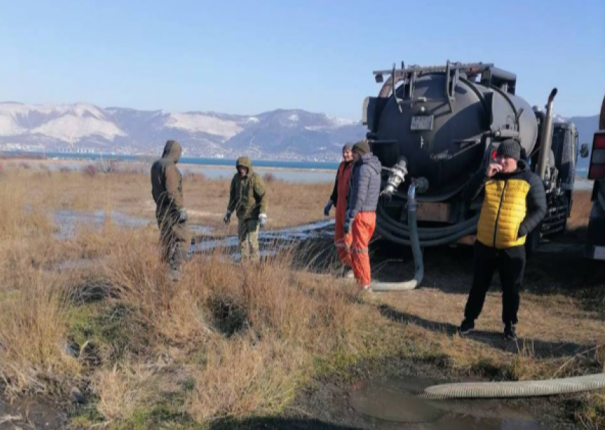 «Водоканал» очистил «Прилагунье»: в Новороссийске остановили утечку канализации 