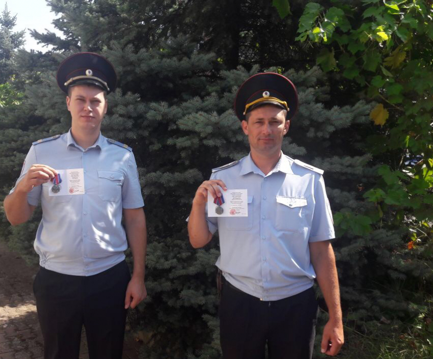 Двое сотрудников Росгвардии Новороссийска получили медали за подвиг